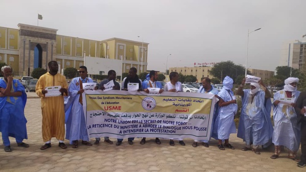 Sit-in des syndicats de l’enseignement à la place de liberté Sit-in des syndicats de l’enseignement à la place de liberté