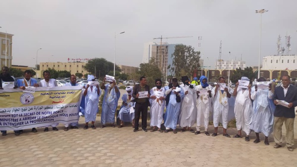 Sit-in des syndicats de l’enseignement à la place de liberté Sit-in des syndicats de l’enseignement à la place de liberté