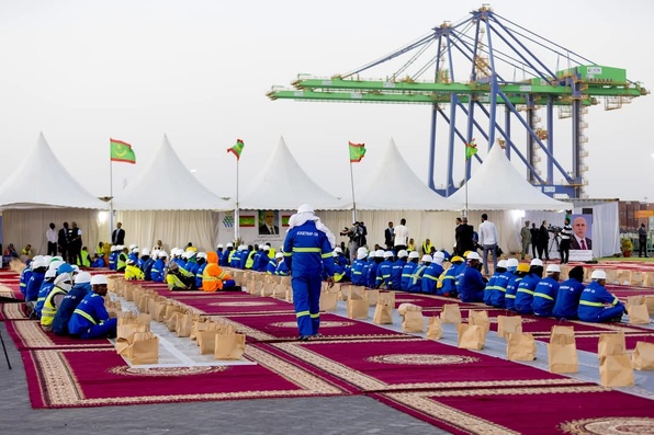 Rupture du jeûne de Ghazouani avec les manutentionnaires du port Rupture du jeûne de Ghazouani avec les manutentionnaires du port