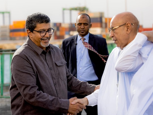 Rupture du jeûne de Ghazouani avec les manutentionnaires du port Rupture du jeûne de Ghazouani avec les manutentionnaires du port
