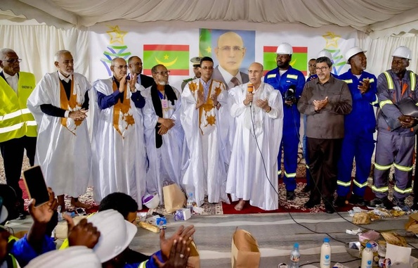 Rupture du jeûne de Ghazouani avec les manutentionnaires du port Rupture du jeûne de Ghazouani avec les manutentionnaires du port