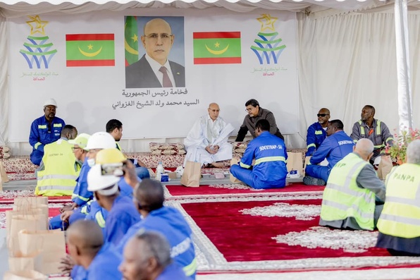 Rupture du jeûne de Ghazouani avec les manutentionnaires du port Rupture du jeûne de Ghazouani avec les manutentionnaires du port