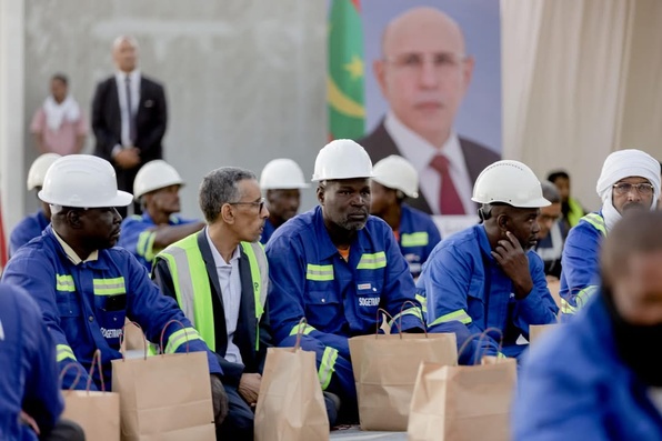 Rupture du jeûne de Ghazouani avec les manutentionnaires du port Rupture du jeûne de Ghazouani avec les manutentionnaires du port