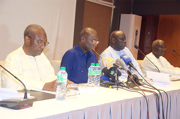 Dédicace du livre de Madiambal Diagne : CHACUN SA PART DE WADE Dédicace du livre de Madiambal Diagne : CHACUN SA PART DE WADE