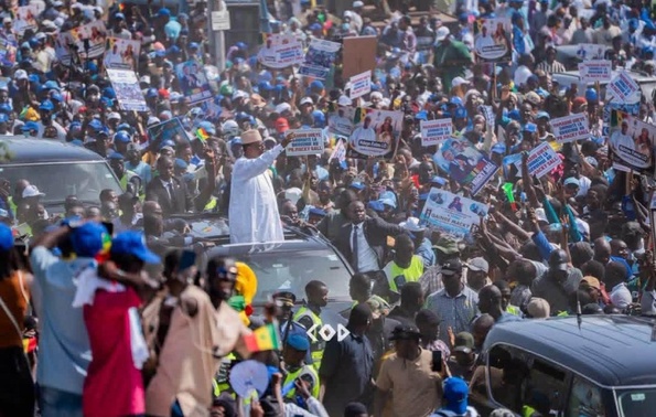 Candidat au poste de SG de l’ONU, Macky Sall accueilli par une immense foule à Dakar Candidat au poste de SG de l’ONU, Macky Sall accueilli par une immense foule à Dakar