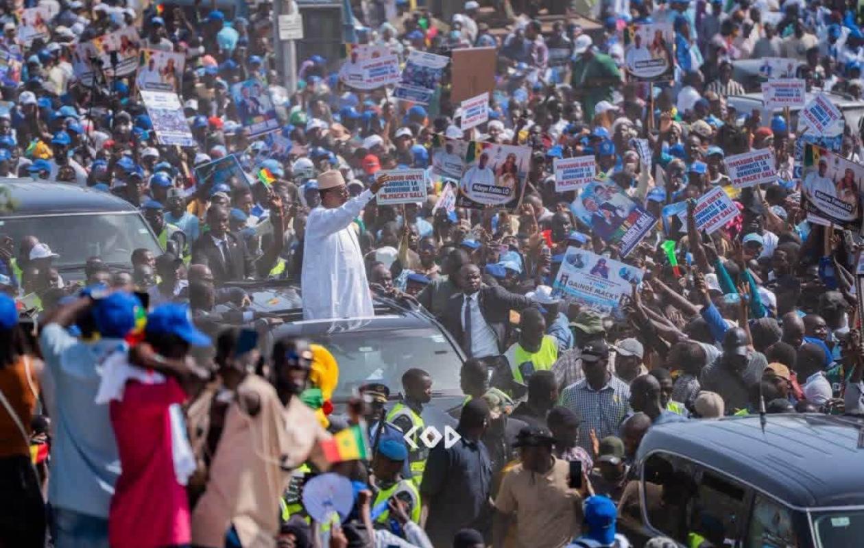 Candidat au poste de SG de l’ONU, Macky Sall accueilli par une immense foule à Dakar